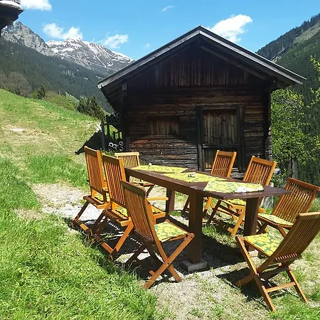 Steinwandhuette بيت خشبي